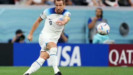 Harry Kane shooting at the net