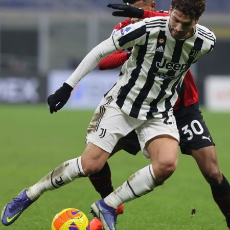 Manuel Locatelli fighting the ball with an enemy